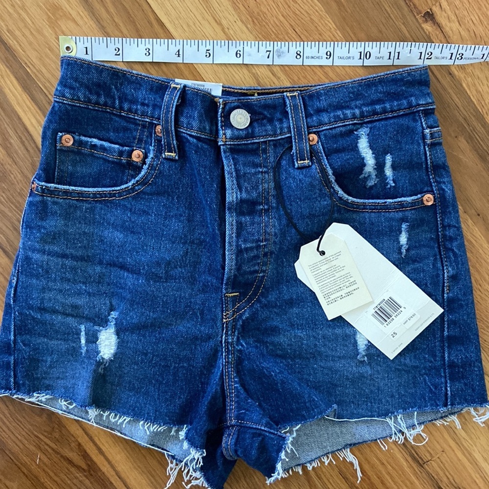 Levi’s Ribcage Shorts - Picture 7 of 7